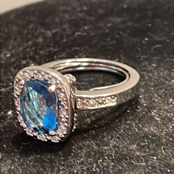 RARE Size 4.75 Avon silver tone prong set cushion cut topaz like crystal ring - Picture 4 of 9